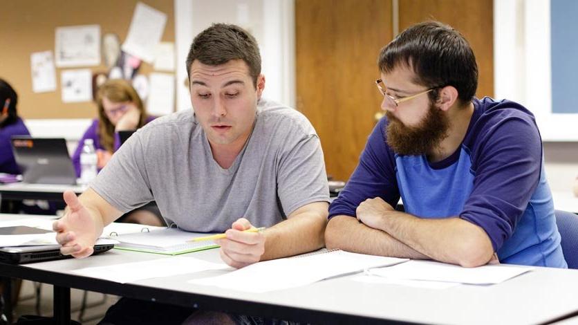 两个神学院的学生在课桌上做作业